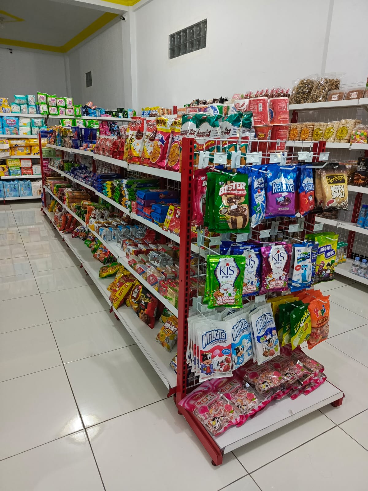 Rak gondola minimarket yang telah diisi produk