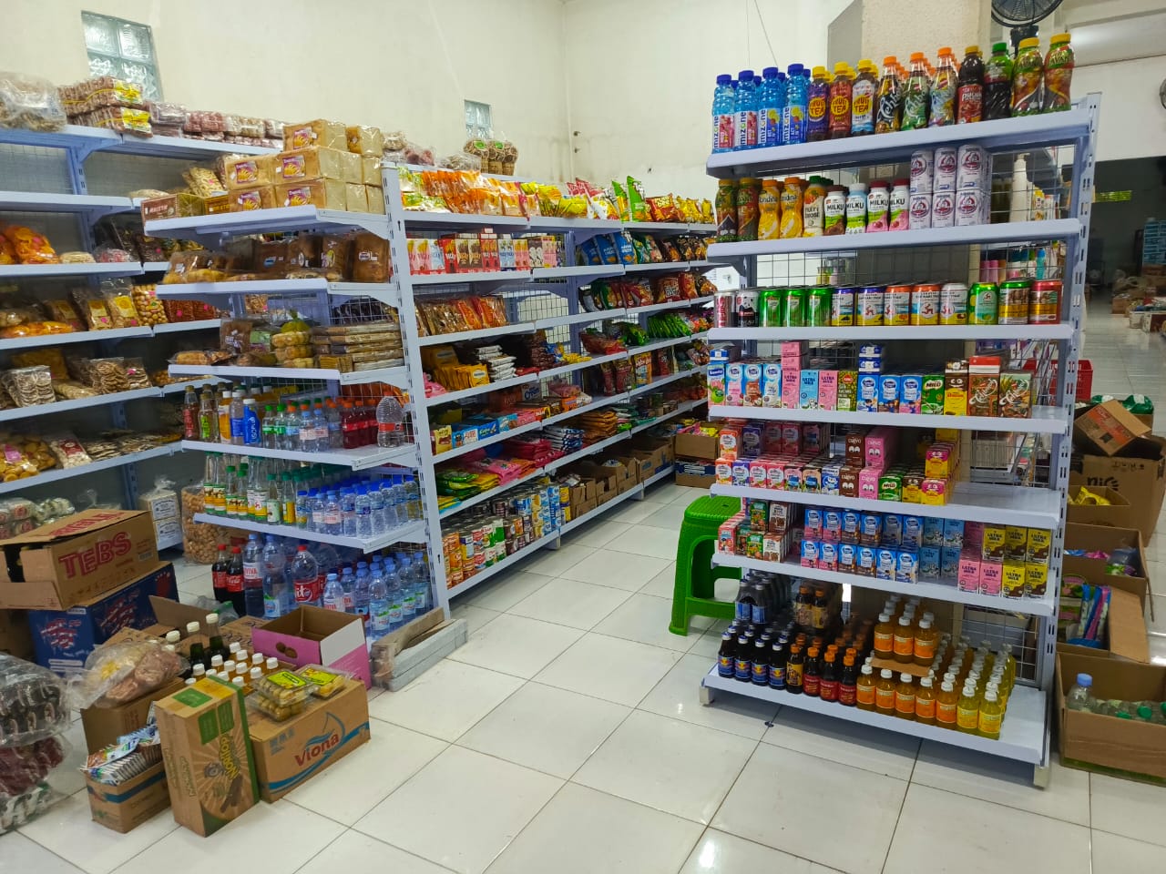 Interior toko minimarket dengan rak yang telah ditata dan diisi produk