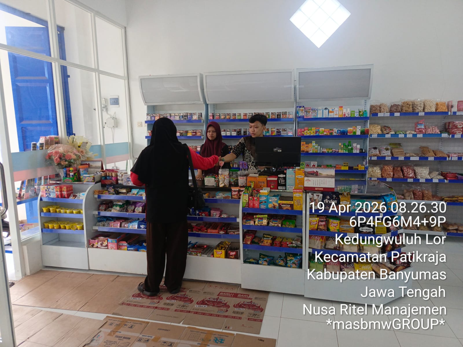 Aktivitas transaksi pelanggan di area kasir minimarket
