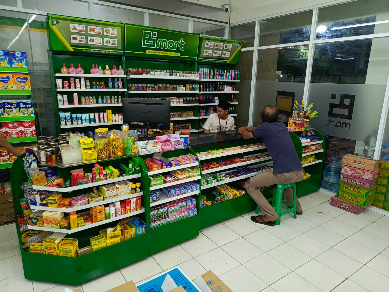 Interior minimarket yang telah ditata dan siap melayani pelanggan