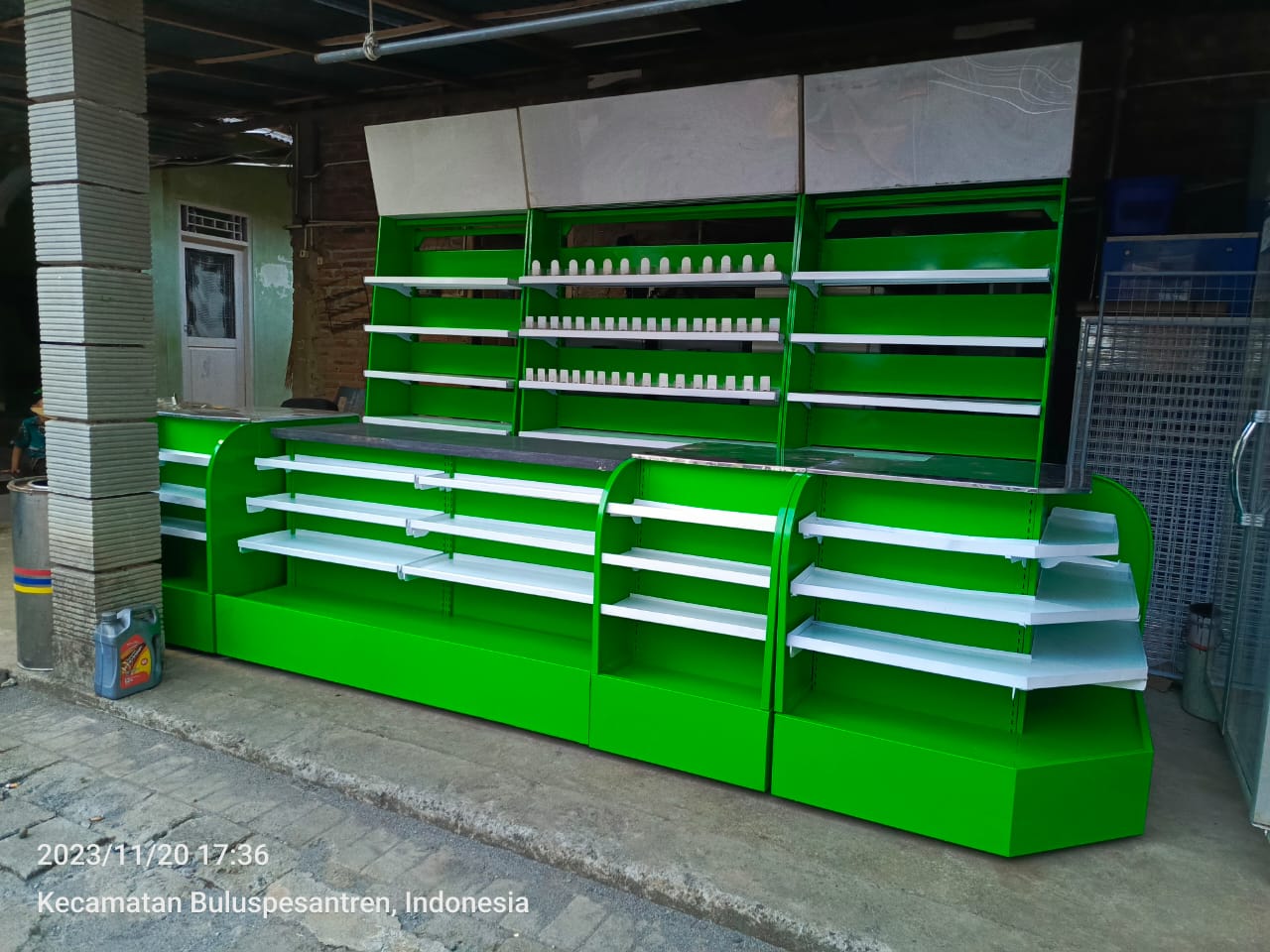 Area kasir dan interior minimarket