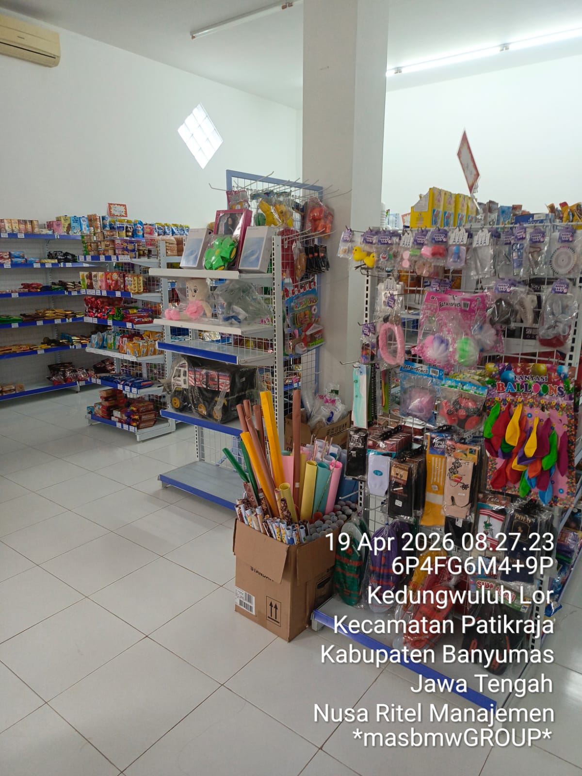 Toko minimarket yang telah terisi produk dan siap beroperasi