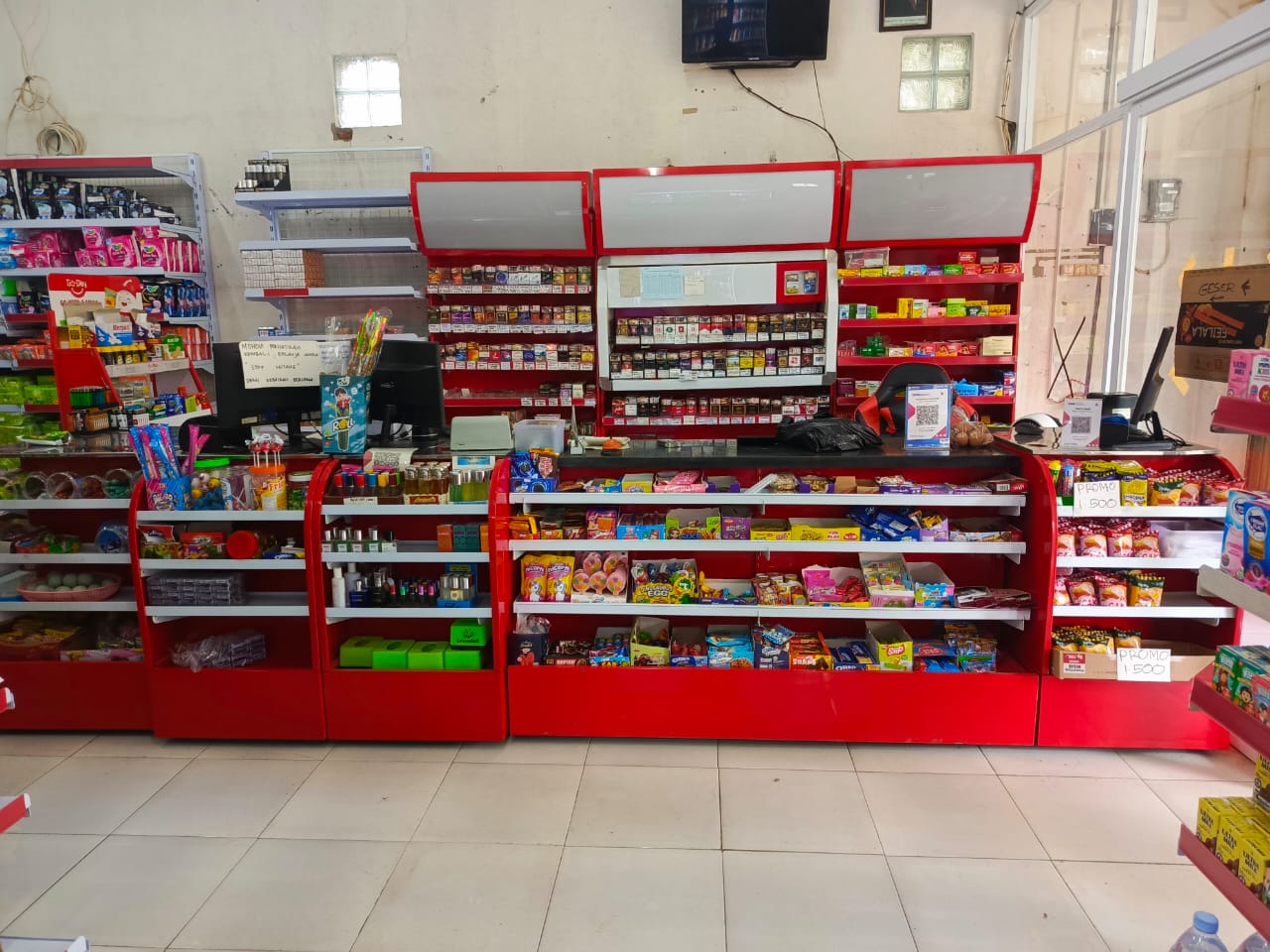 Area kasir merah putih yang sudah terisi produk